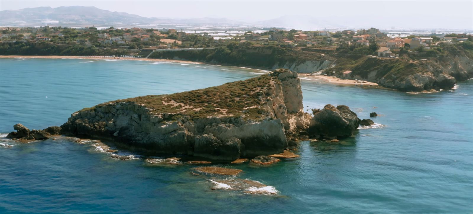 La costa di Licata vista dall'alto, con uno scoglio e due spiagge