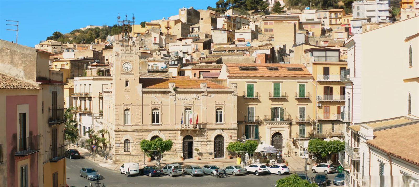 Piazza Progresso a Licata, con il Palazzo di Citt&agrave; e la torre dell'orologio