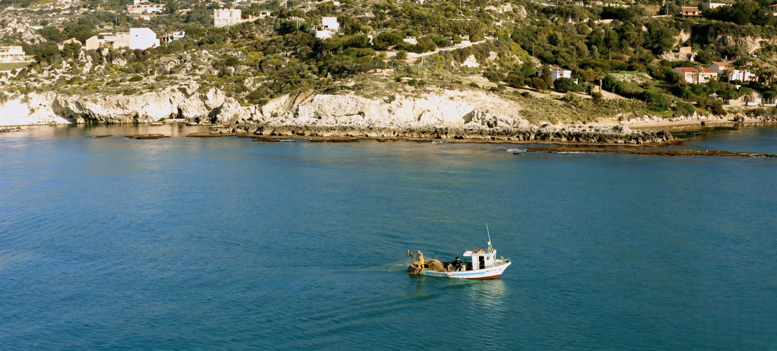 Una barca da pesca lungo la costa di Licata