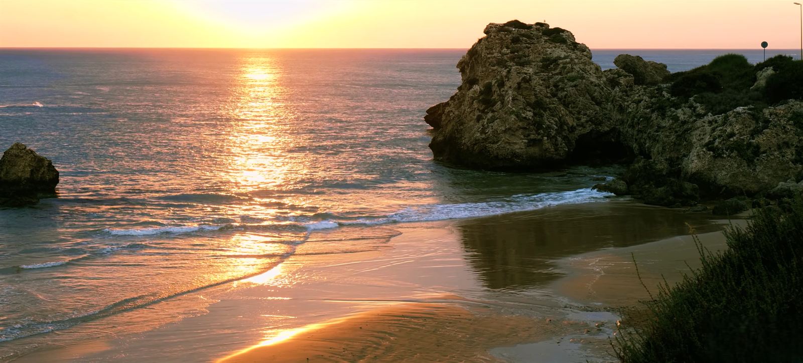 Tramonto su una spiaggia di Licata